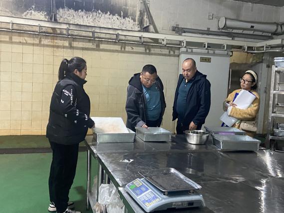 陈巴尔虎旗农牧和科技局双节前开展农畜产品质量安全投入品安全联合